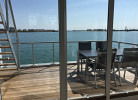 Schwimmendes Ferienhaus Antares One by Seeblick Ferien ORO, rundum Wasser