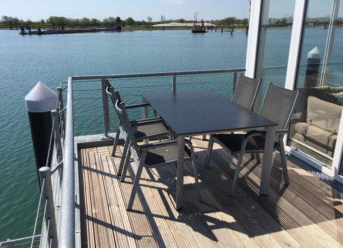 Schwimmendes Ferienhaus Antares One by Seeblick Ferien ORO, rundum Wasser