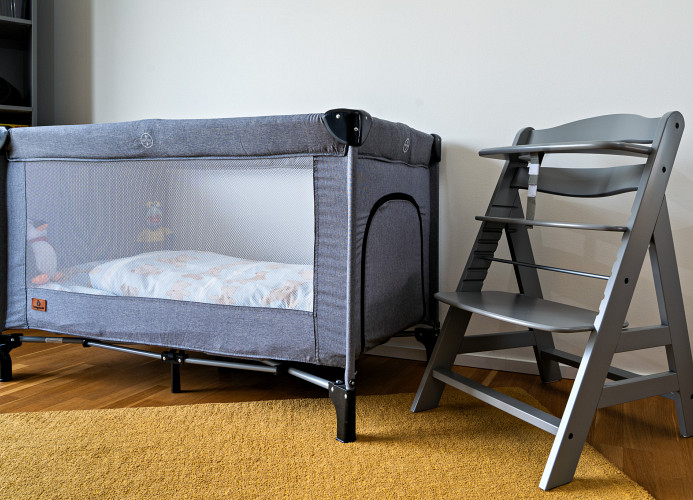 Kinderreisebett, Kinderhochstuhl, optional kann Bettwäsche bestellt werden