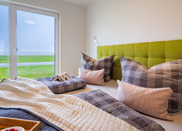 Masterbedroom mit Blick auf die Marina