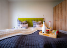 Boxspringbett und großer Kleiderschrank im Masterbedroom