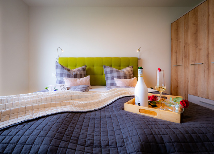 Boxspringbett und großer Kleiderschrank im Masterbedroom