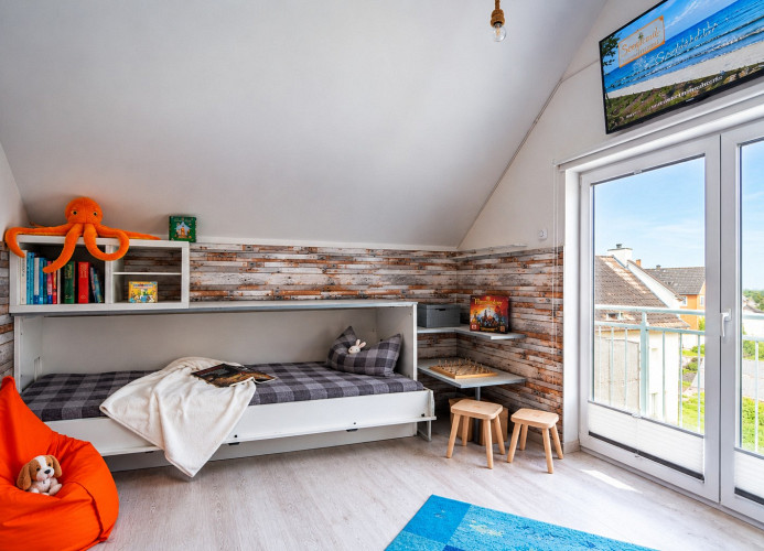 das zweite Schlafzimmer mit Doppelbett und 1 Schrankbett
