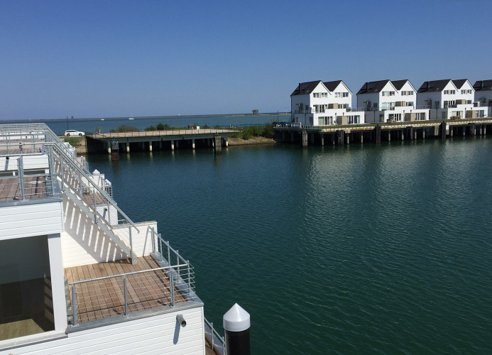 Schwimmendes Ferienhaus Antares One by Seeblick Ferien ORO, rundum Wasser