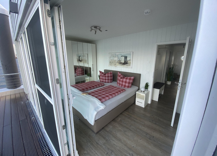Schwimmendes Ferienhaus Antares One by Seeblick Ferien ORO, rundum Wasser