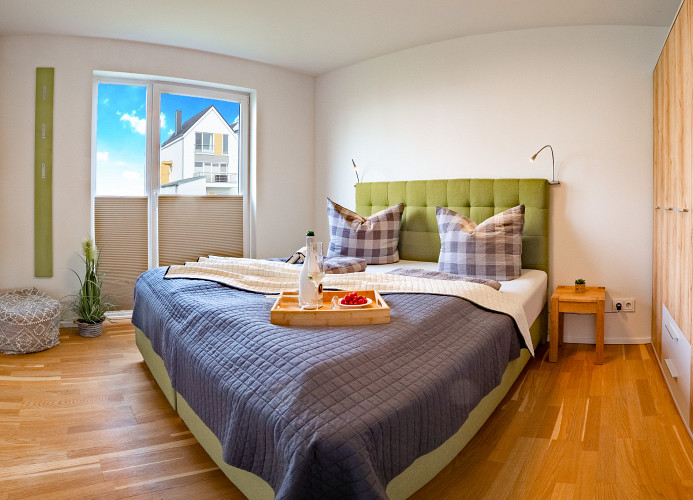 Masterbedroom mit Blick auf die Marina