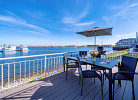 Terrasse im Erdgeschoß, Sitzplatz für 6 Personen großer Esstisch, Schleivilla Ahoi