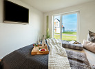 Boxspringbett 180 x 200cm  mit Blick auf das Hafenbecken