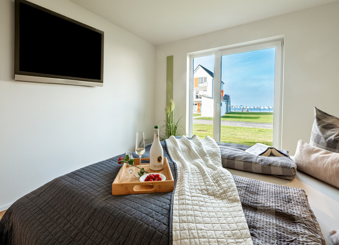 Boxspringbett 180 x 200cm  mit Blick auf das Hafenbecken