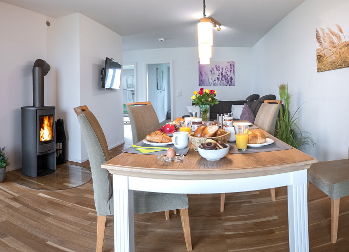 Esstisch mit Kamin und 4 Stühlen