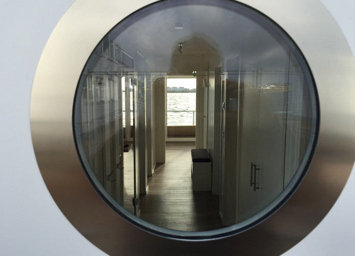 Schwimmendes Ferienhaus Antares One by Seeblick Ferien ORO, rundum Wasser