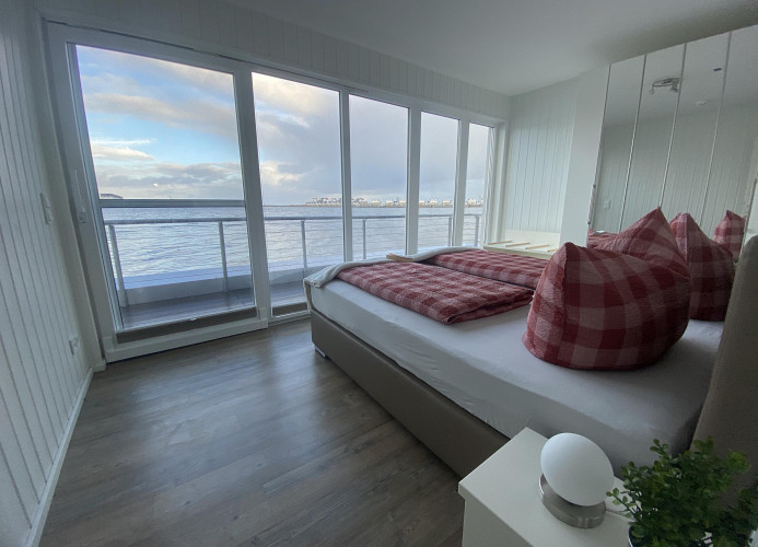 Schwimmendes Ferienhaus Antares One by Seeblick Ferien ORO, rundum Wasser