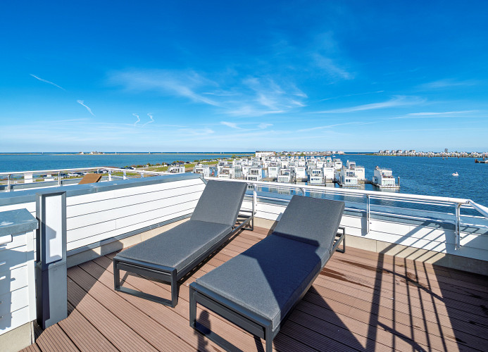 Sonnenliegen auf der großen Dachterrasse mit unglaublichem Ausblick auf Ostsee und Schlei