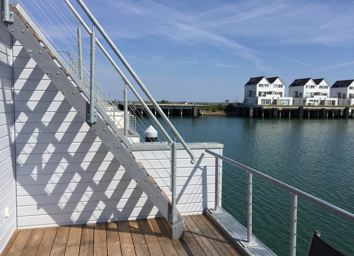 Schwimmendes Ferienhaus Antares One by Seeblick Ferien ORO, rundum Wasser